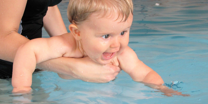 Berenang Bersama Si Kecil: Aktifitas Menyenangkan Tuai Banyak Manfaat